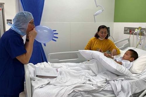 Cậu bé nghèo với đôi chân khoèo ở vùng cao đã đạp được xe sau khi được sáng Úc chữa trị