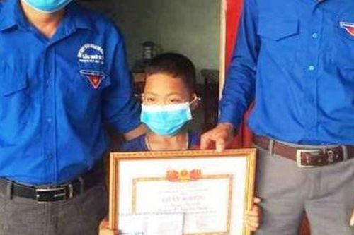 Tặng giấy khen cho cậu bé 8 tuổi cứu 2 bạn đuối nước ở Nghệ An
