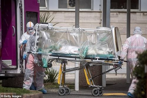 61 y bác sĩ Italy chết vì Covid-19, tình nguyện viên tiếp tục xin lên tuyến đầu