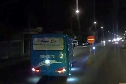 Phạt lái xe 4 triệu đồng vì chở công nhân đi ngược chiều trên Quốc lộ 1A
