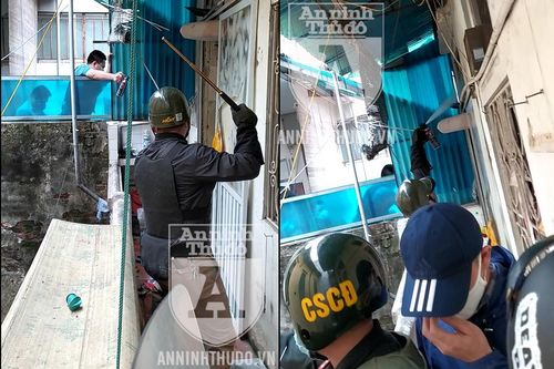 Tận mắt chứng kiến Cảnh sát đặc nhiệm quyết liệt khống chế kẻ ngáo đá cố thủ