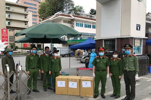 Công an quận Đống Đa trao tặng sản phẩm phòng dịch cho cán bộ chiến sỹ trên tuyến đầu chống Covid 19