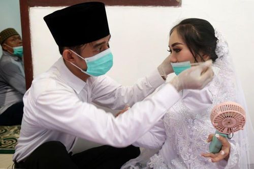 Không phải tiếp hàng trăm khách lạ, các đôi nhẹ nhõm khi hủy đám cưới
