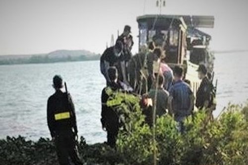 Cảnh sát chạy cano bao vây sòng bạc giữa hồ ở Đồng Nai