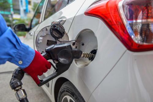 Cây xăng ở Quảng Nam treo biển hết hàng khi giá xăng giảm sâu