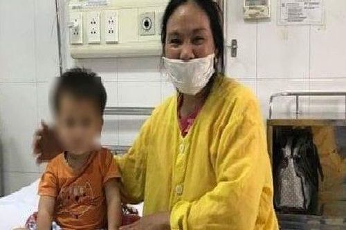 Bé gái 2 tuổi uống nhầm thuốc diệt chuột vì tưởng siro hoa quả