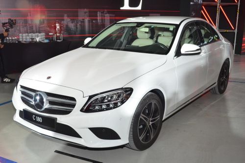 Mercedes-Benz C180 liệu có lấn sân phân khúc sedan D?