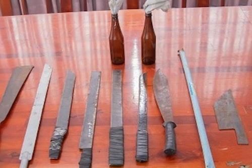 Xử phạt nhóm mang mã tấu, bom xăng đi đánh nhau