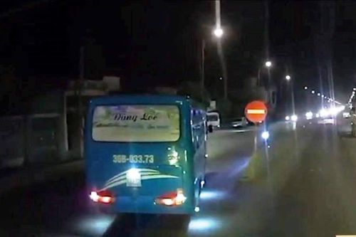 Xử phạt tài xế điều khiển xe khách chạy ngược chiều trên Quốc lộ 1A