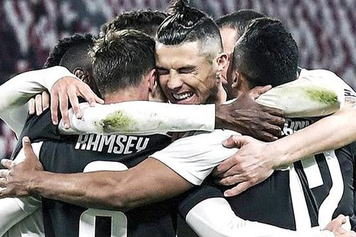Covid-19: Cầu thủ Juventus đồng loạt giảm lương