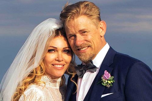 Chuyện Henry, Schmeichel và những cựu danh thủ lấy vợ trẻ ở tuổi ngũ tuần