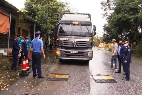 Xử phạt hàng chục xe quá tải trọng tại Yên Bái