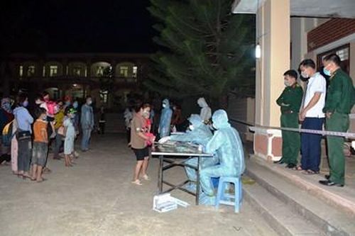 Ban CHQS thành phố Điện Biên Phủ đón công dân Việt Nam ở Lào về nơi cách ly