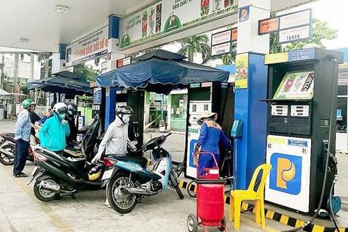 Giá xăng giảm sâu, cây xăng treo biển 'hết xăng'
