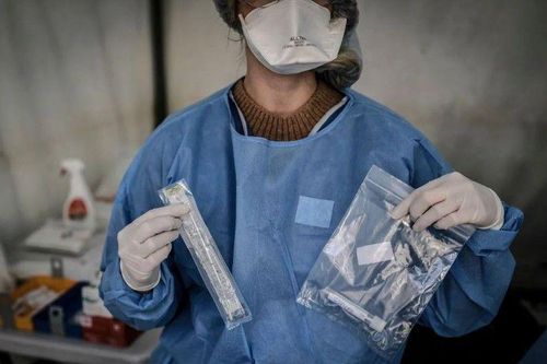 Y tá Pháp nơi tuyến đầu chống Covid-19: Mỗi sáng, tôi lau nước mắt mình và giúp lau khô nước mắt bệnh nhân