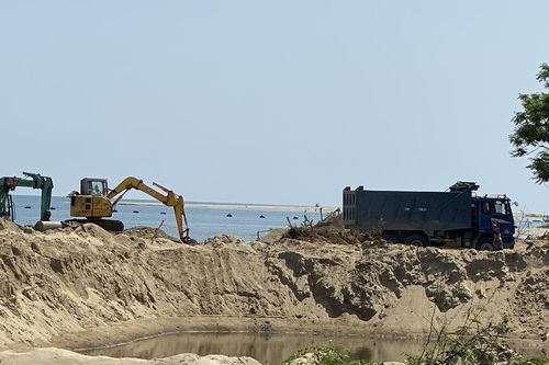 Sông Trà Khúc bị 'rút ruột' vô tội vạ: Vì sao TP Quảng Ngãi chỉ quyết liệt chống 'cát tặc' trên… giấy?