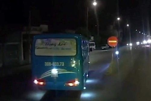 Phạt tài xế ô tô chở công nhân chạy ngược chiều trên QL1A
