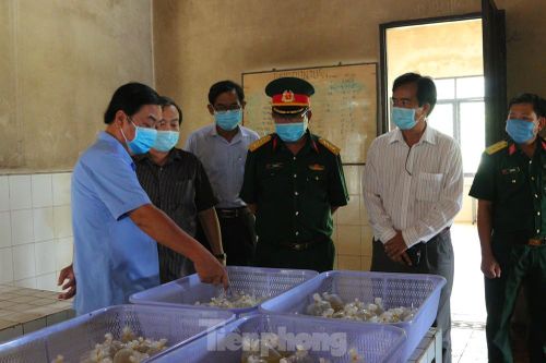 Bên trong bếp ăn quân đội phục vụ người cách ly ở Đồng Tháp có gì đặc biệt?