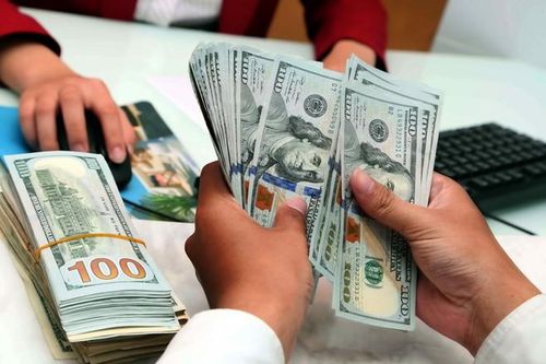 Giá USD bất ngờ quay đầu bật tăng, giá vàng chững lại