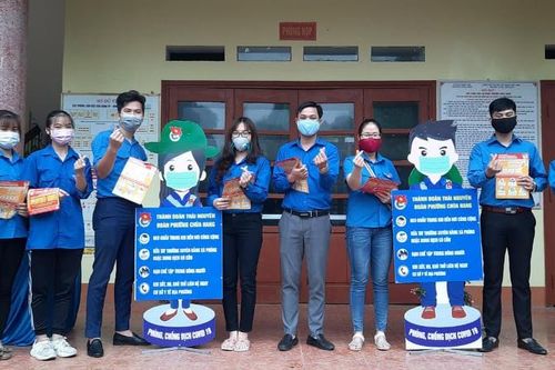 Băng rừng, lội suối hỗ trợ người dân khai báo y tế
