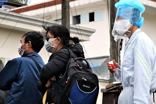 Bệnh nhân xếp hàng chạy thận ở Bạch Mai