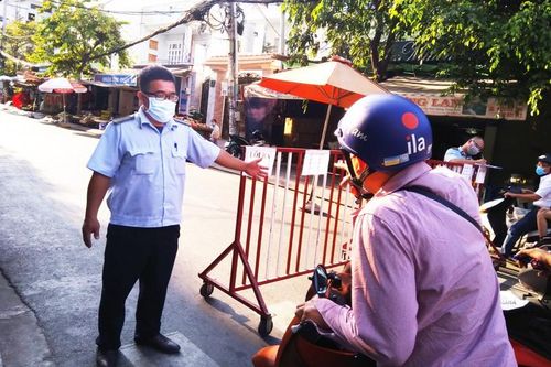 TPHCM kiểm soát từng người vào chợ dân sinh