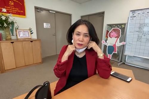 Nhà báo Tạ Bích Loan và đồng nghiệp hát 'Ghen Cô Vy' nhân sinh nhật VTV3