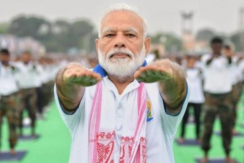 Thủ tướng Ấn Độ hướng dẫn tập yoga trong lúc toàn quốc phong tỏa