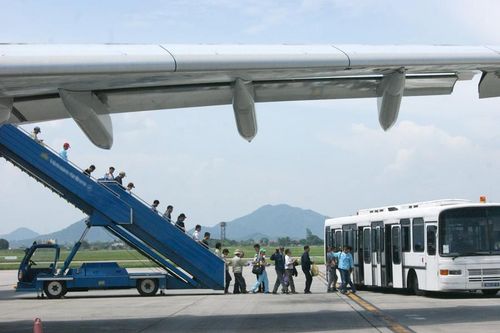 Dừng taxi, xe khách, tàu thủy chở khách trên cả nước