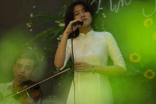 Cô gái gây xôn xao với bài 'Ta đã thấy gì trong đêm nay' viếng mộ Trịnh Công Sơn sớm