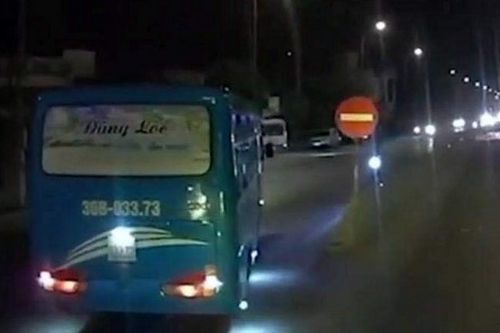 Phạt 4 triệu đồng và tước giấy phép lái xe 3 tháng tài xế xe khách đi ngược chiều