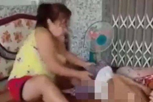 Con gái ngược đãi mẹ ruột 87 tuổi và mắng 'chết sớm đi'