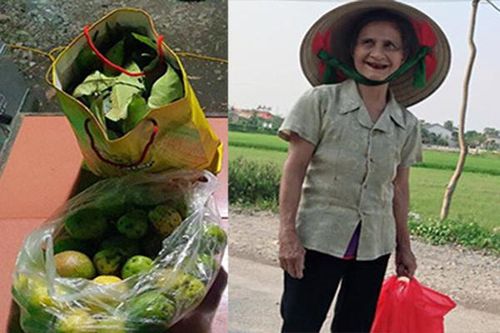 Nắm rau, cân gạo nặng nghĩa tình của ông già, bà lão mùa Covid-19