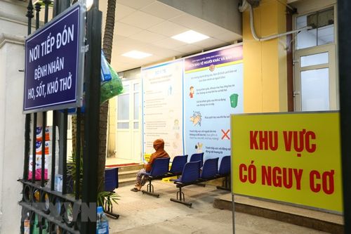 Bệnh viện Xanh Pôn phân luồng, kiểm tra thân nhiệt người vào viện