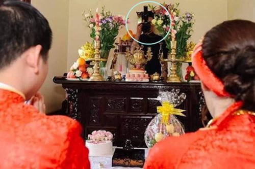 Cô dâu, chú rể đang khấn vái trước bàn thờ tổ tiên nhưng sự xuất hiện của 'người thứ ba' mới gây chú ý