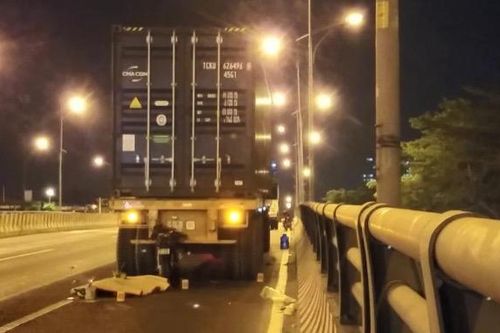 TPHCM: Người đàn ông điều khiển xe máy tông vào đuôi container tử vong tại chỗ