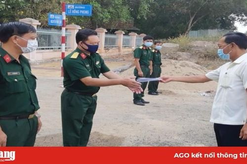 Bí thư Huyện ủy Phú Tân thăm, tặng quà chiến sĩ làm nhiệm vụ ở khu cách ly