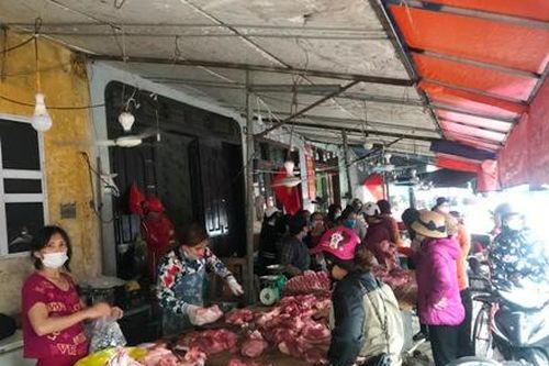 Người dân lại đổ xô đi mua thực phẩm tích trữ