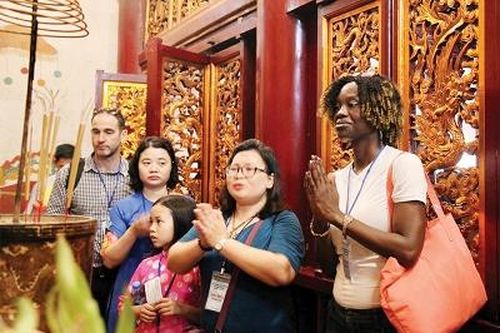 Đền Hùng trong mắt bè bạn năm châu