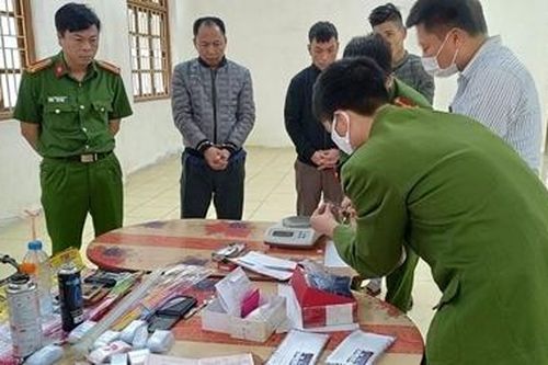 Lắp camera, đục lỗ trên tường bán ma túy