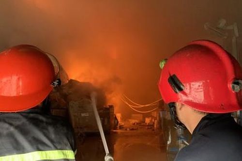 Kho hàng ở Sài Gòn cháy lớn lúc rạng sáng