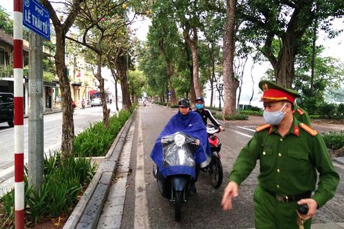 Thực hiện đeo khẩu trang nơi công cộng: Đẩy mạnh tuyên truyền kết hợp xử lý nghiêm