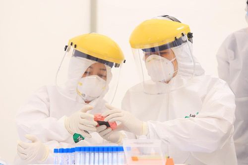 Cận cảnh trạm xét nghiệm dã chiến cho những người liên quan đến Bệnh viện Bạch Mai