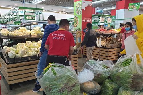 Hà Nội đủ hàng hóa thiết yếu, người dân không phải lo lắng mua tích trữ