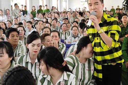 Ca sĩ Đàm Vĩnh Hưng: Không đem vẻ ngôi sao đến với 'khán giả đặc biệt'