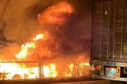 Hải Phòng: Đang lưu thông, xe container bốc cháy dữ dội