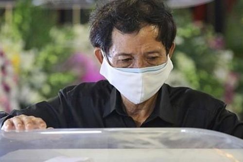 Cha diễn viên Mai Phương thẫn thờ trong lễ tang con gái