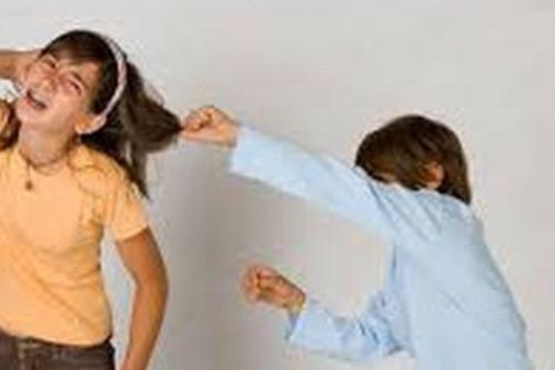 Bị rối loạn hành vi vì chứng kiến cảnh bố mẹ cãi lộn