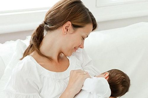 Những lưu ý để đủ sữa cho con bú