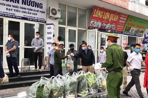 Tặng hàng tấn rau củ, thực phẩm cho người dân cách ly tại Khu đô thị Thanh Hà